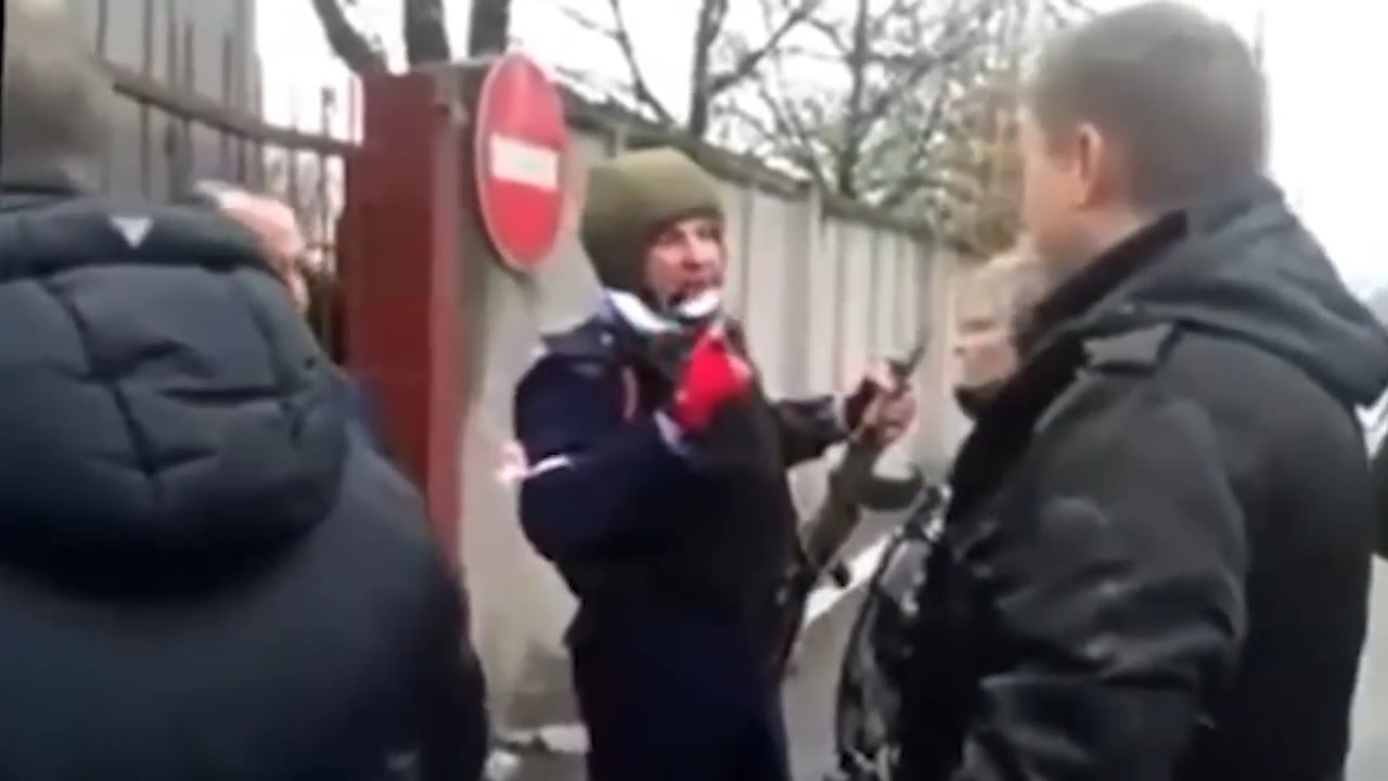 "Доводить відданість  вчинками": у мережі пригадали, як Андрій Крищенко у 2014 році зірвав триколор у Горлівці і відбивався від загарбників. Відео