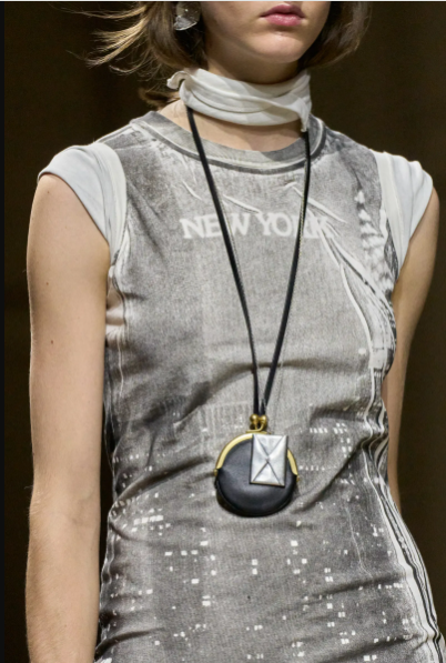 Аксессуар из 90-х стал хитом 2026 года: с чем носить