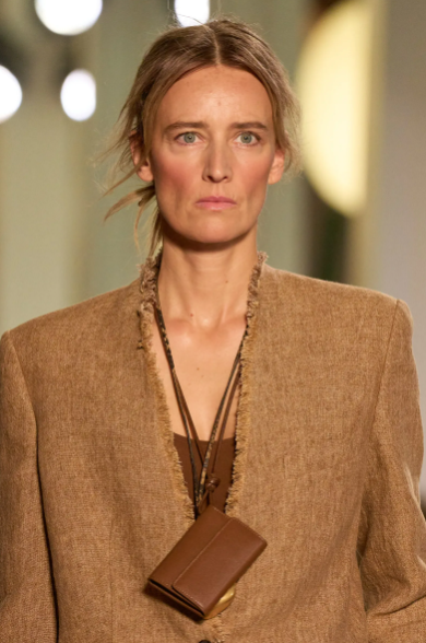 Аксессуар из 90-х стал хитом 2026 года: с чем носить