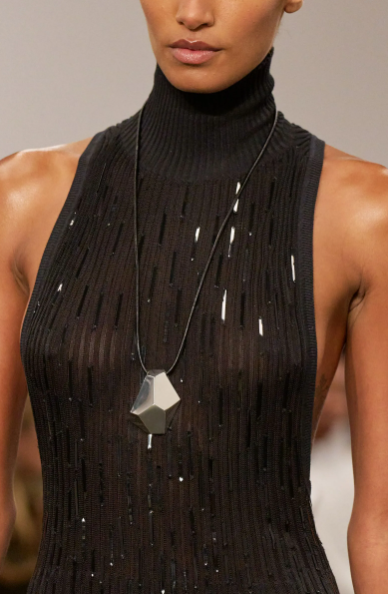 Аксессуар из 90-х стал хитом 2026 года: с чем носить