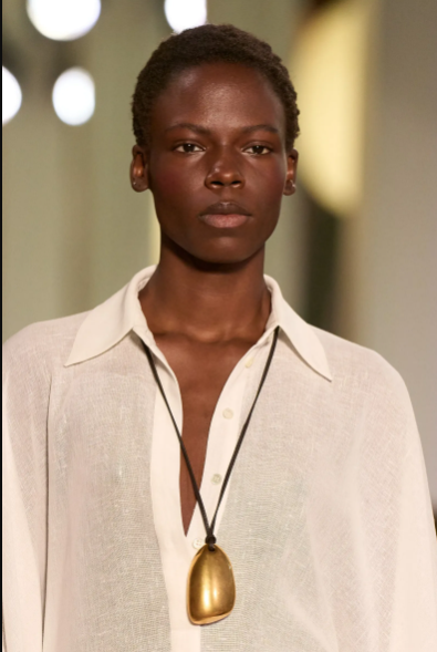 Аксессуар из 90-х стал хитом 2026 года: с чем носить