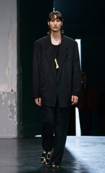 Аксессуар из 90-х стал хитом 2026 года: с чем носить