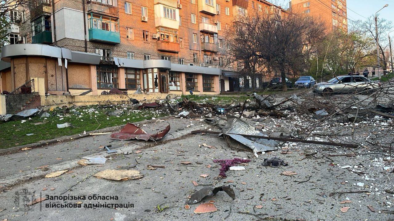 Під ударом були зупинка, автостоянка і підприємство: окупанти атакували Запоріжжя, загинула жінка. Фото і відео