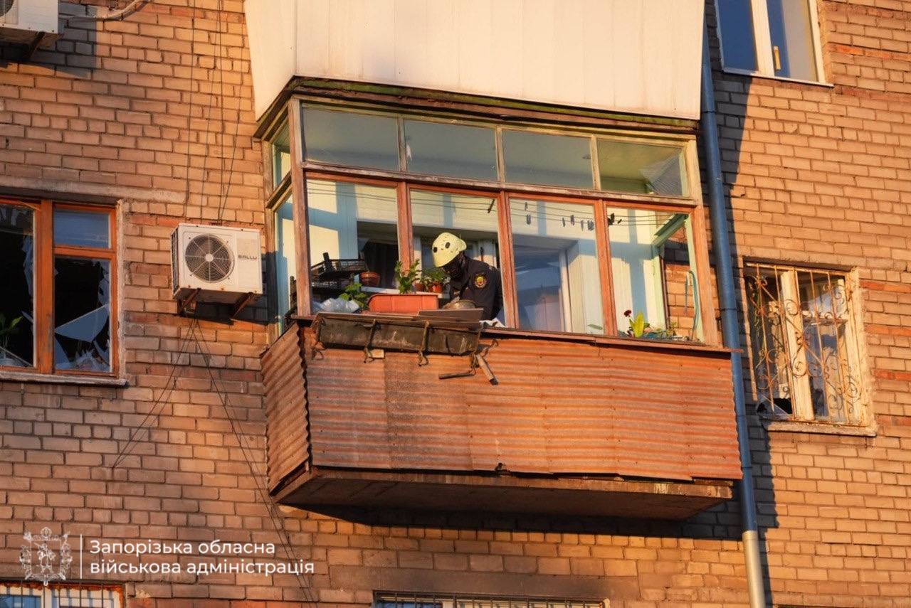 Під ударом були зупинка, автостоянка і підприємство: окупанти атакували Запоріжжя, загинула жінка. Фото і відео