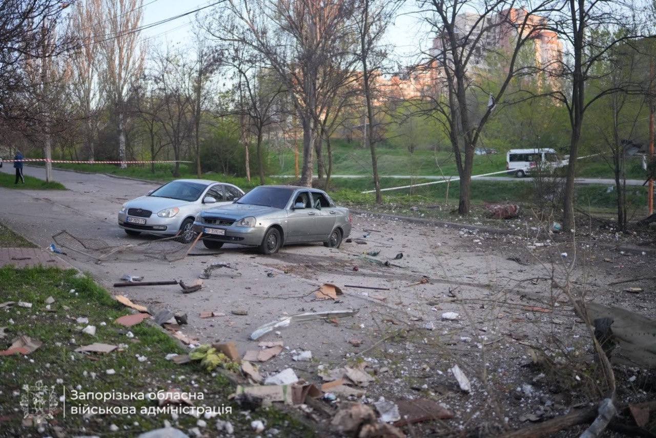 Під ударом були зупинка, автостоянка і підприємство: окупанти атакували Запоріжжя, загинула жінка. Фото і відео