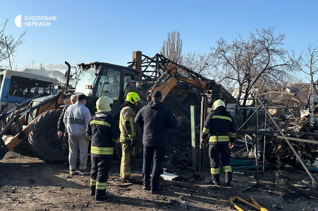 "Соседей вытаскивали через окно": в Черкассах рассказали о моменте вражеской атаки и масштабе разрушений. Видео