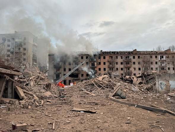 Окупанти ударом по Слов'янську знищили історичну пам'ятку, пошкоджено десятки багатоповерхівок: постраждали чоловік та підліток. Фото та відео