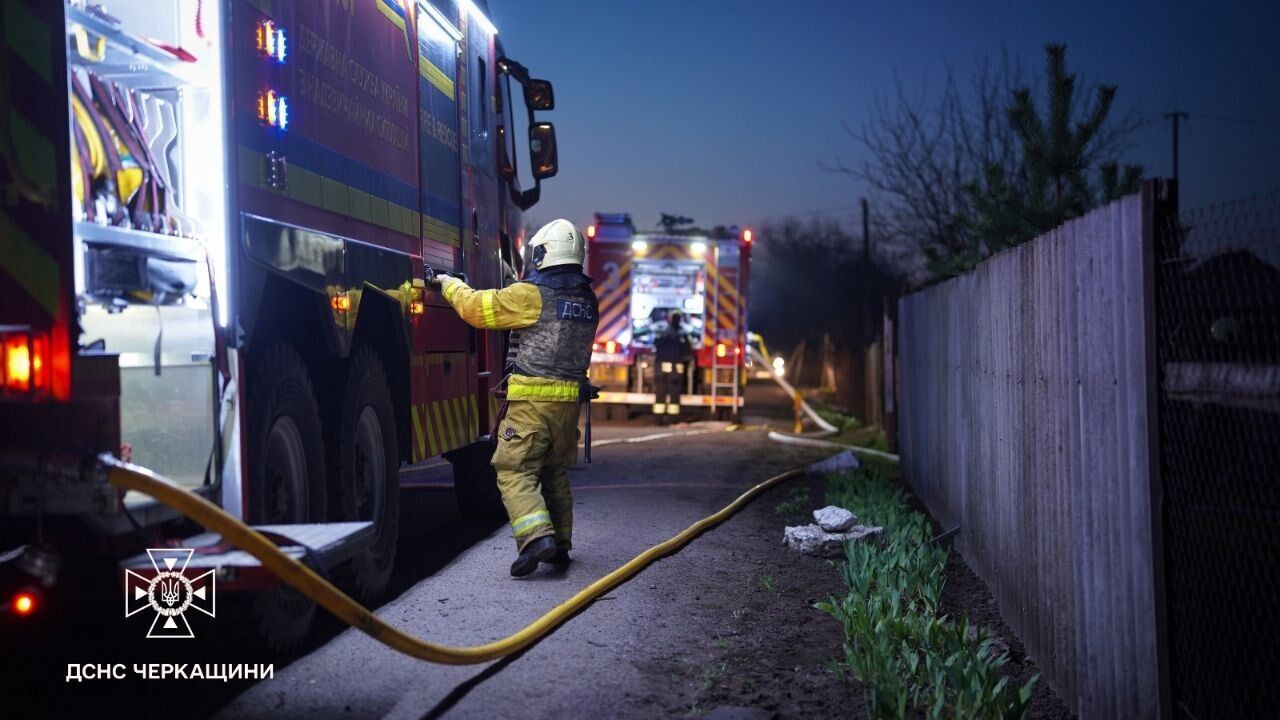 "Соседей вытаскивали через окно": в Черкассах рассказали о моменте вражеской атаки и масштабе разрушений. Видео