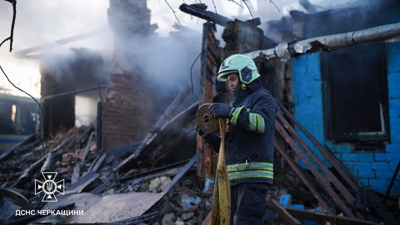 "Соседей вытаскивали через окно": в Черкассах рассказали о моменте вражеской атаки и масштабе разрушений. Видео