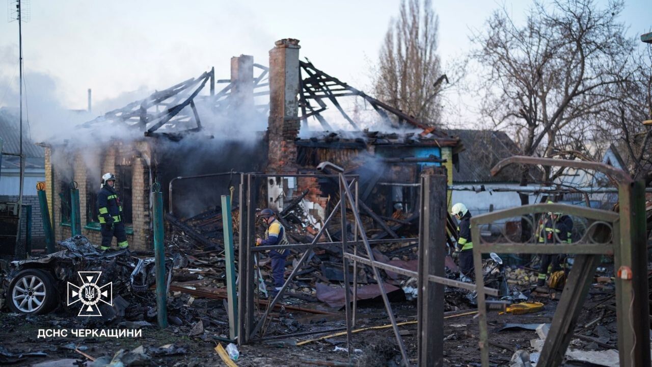 "Соседей вытаскивали через окно": в Черкассах рассказали о моменте вражеской атаки и масштабе разрушений. Видео