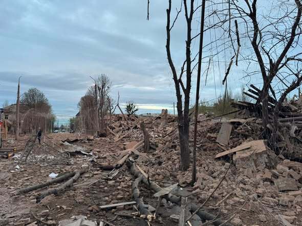 Окупанти ударом по Слов'янську знищили історичну пам'ятку, пошкоджено десятки багатоповерхівок: постраждали чоловік та підліток. Фото та відео