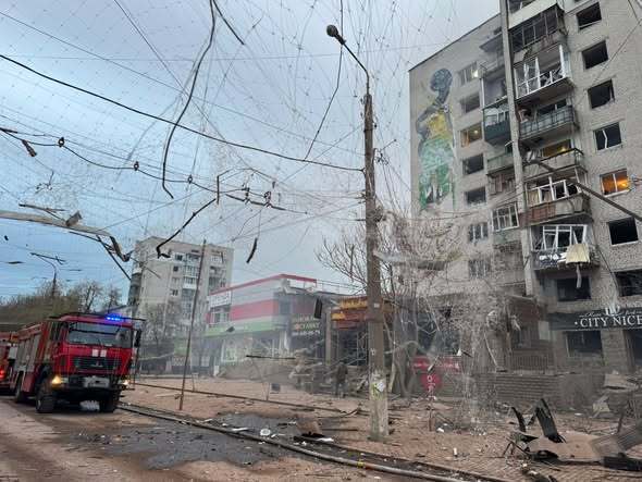 Окупанти ударом по Слов'янську знищили історичну пам'ятку, пошкоджено десятки багатоповерхівок: постраждали чоловік та підліток. Фото та відео