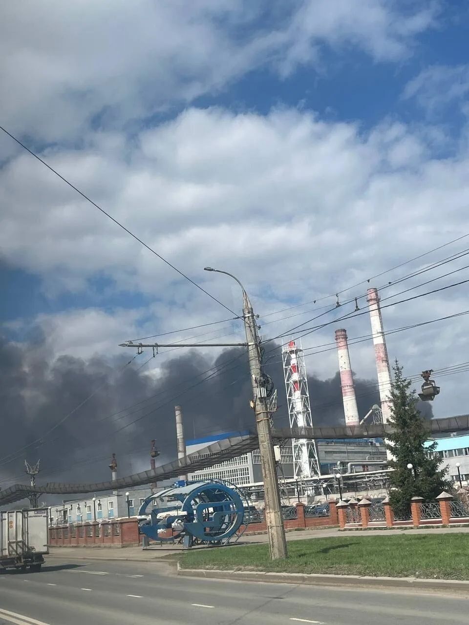 Піднявся дим: у Башкортостані атаковано  нафтохімічний завод, який виробляє авіаційне паливо. Фото і відео