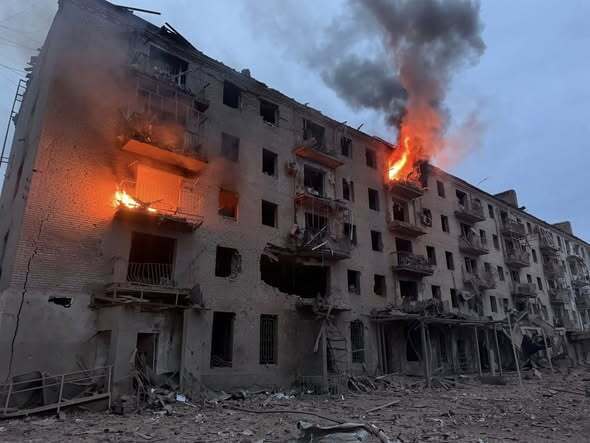 Окупанти ударом по Слов'янську знищили історичну пам'ятку, пошкоджено десятки багатоповерхівок: постраждали чоловік та підліток. Фото та відео