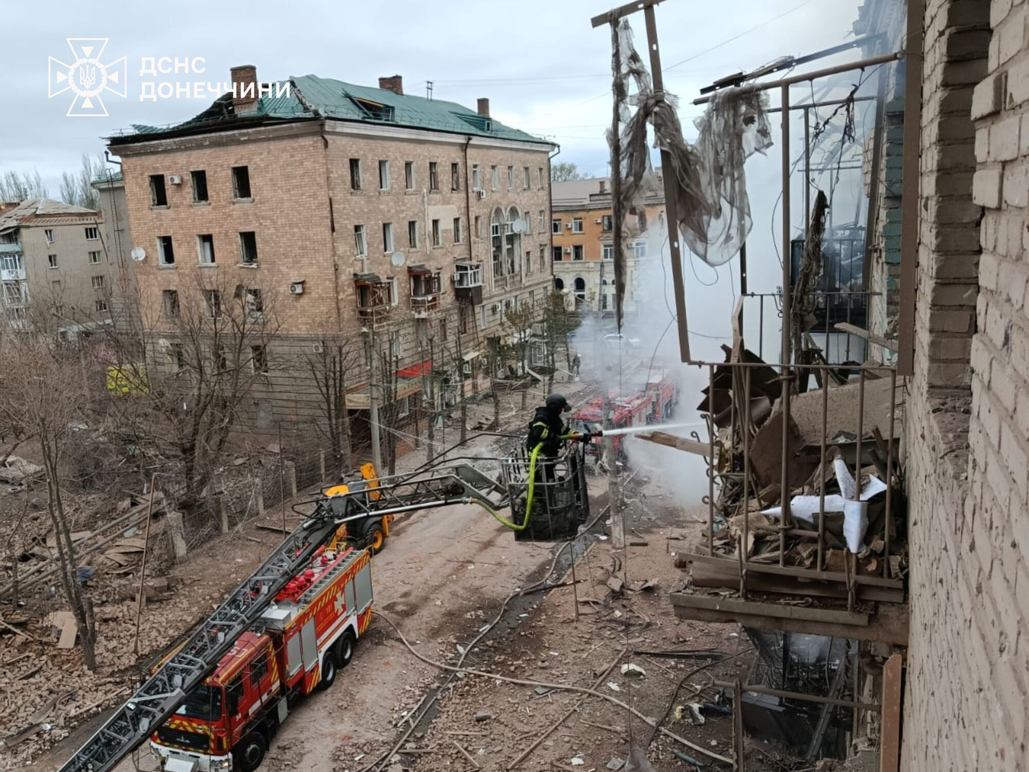 Окупанти ударом по Слов'янську знищили історичну пам'ятку, пошкоджено десятки багатоповерхівок: постраждали чоловік та підліток. Фото та відео