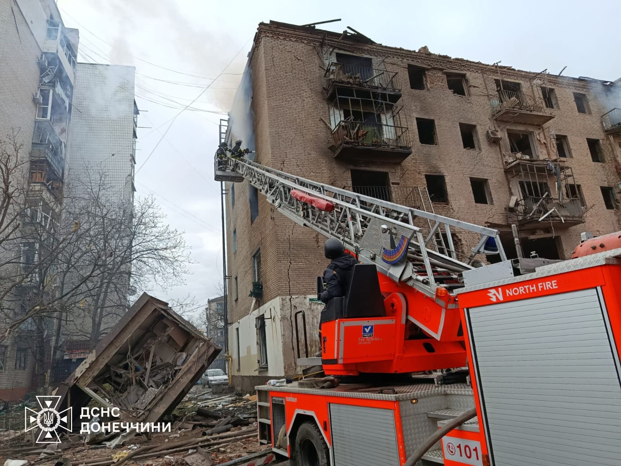 Окупанти ударом по Слов'янську знищили історичну пам'ятку, пошкоджено десятки багатоповерхівок: постраждали чоловік та підліток. Фото та відео