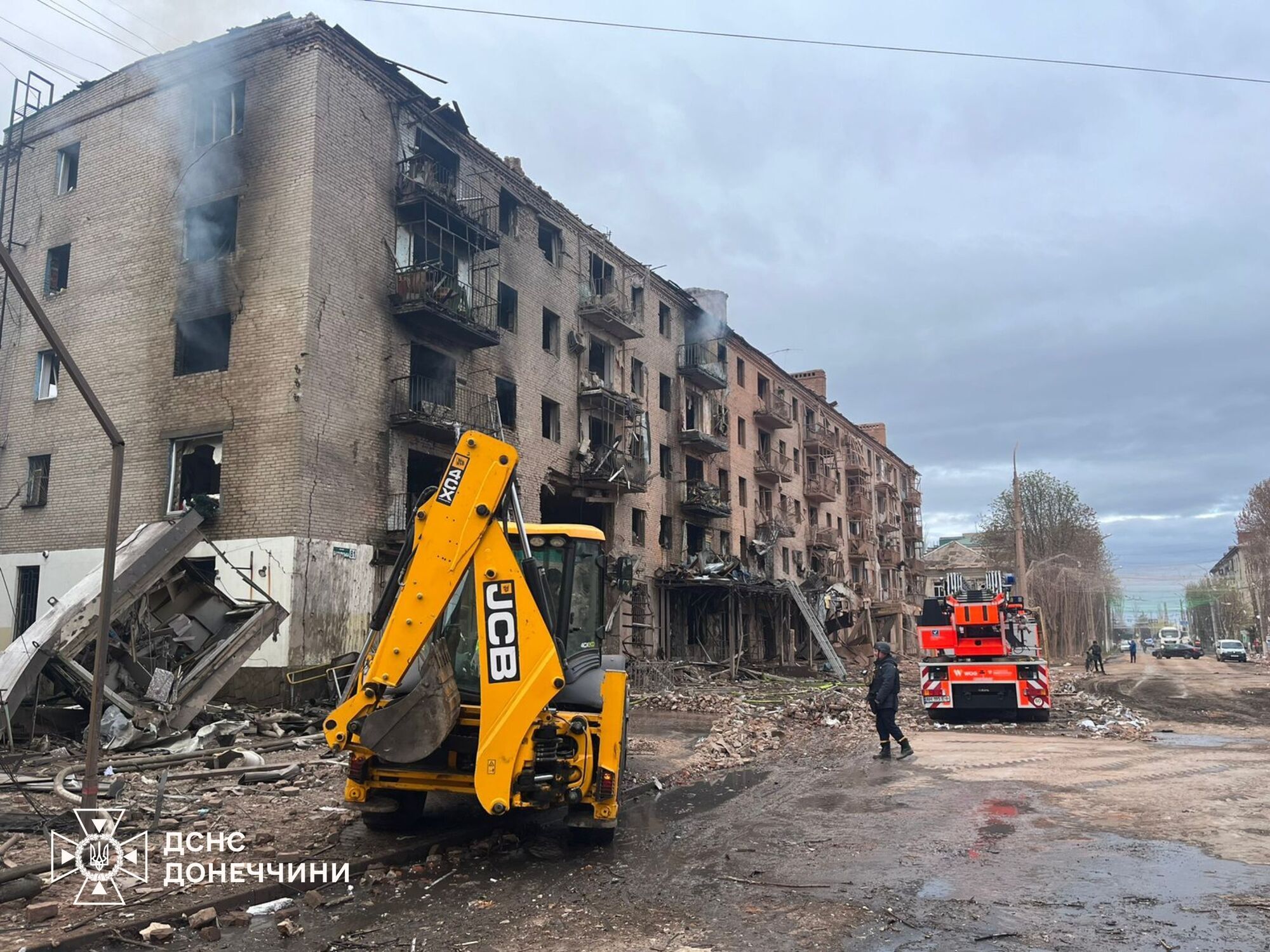 Окупанти ударом по Слов'янську знищили історичну пам'ятку, пошкоджено десятки багатоповерхівок: постраждали чоловік та підліток. Фото та відео