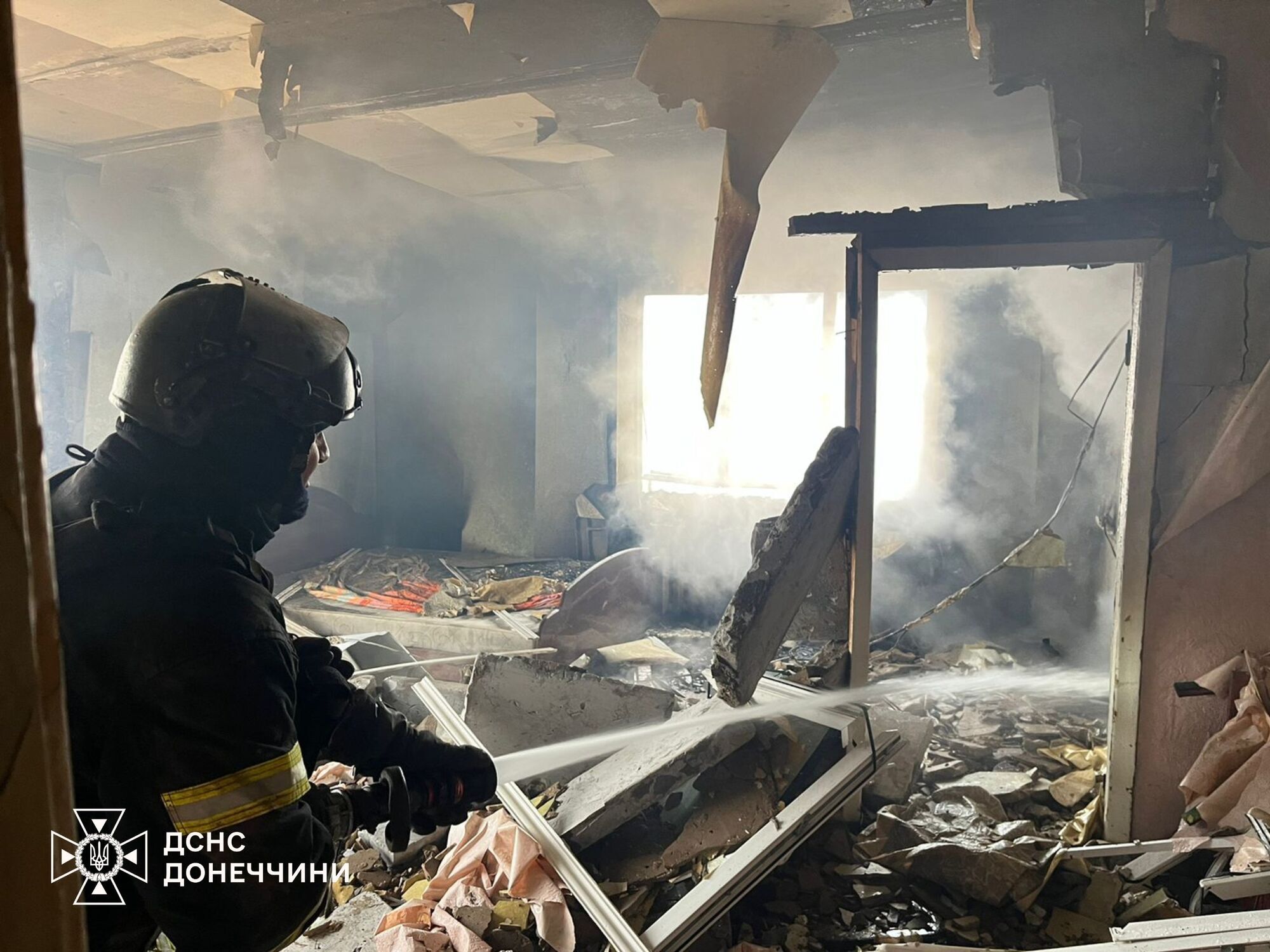 Окупанти ударом по Слов'янську знищили історичну пам'ятку, пошкоджено десятки багатоповерхівок: постраждали чоловік та підліток. Фото та відео