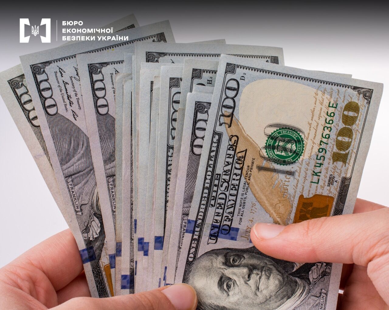 Як виглядають підроблені доларові банкноти.