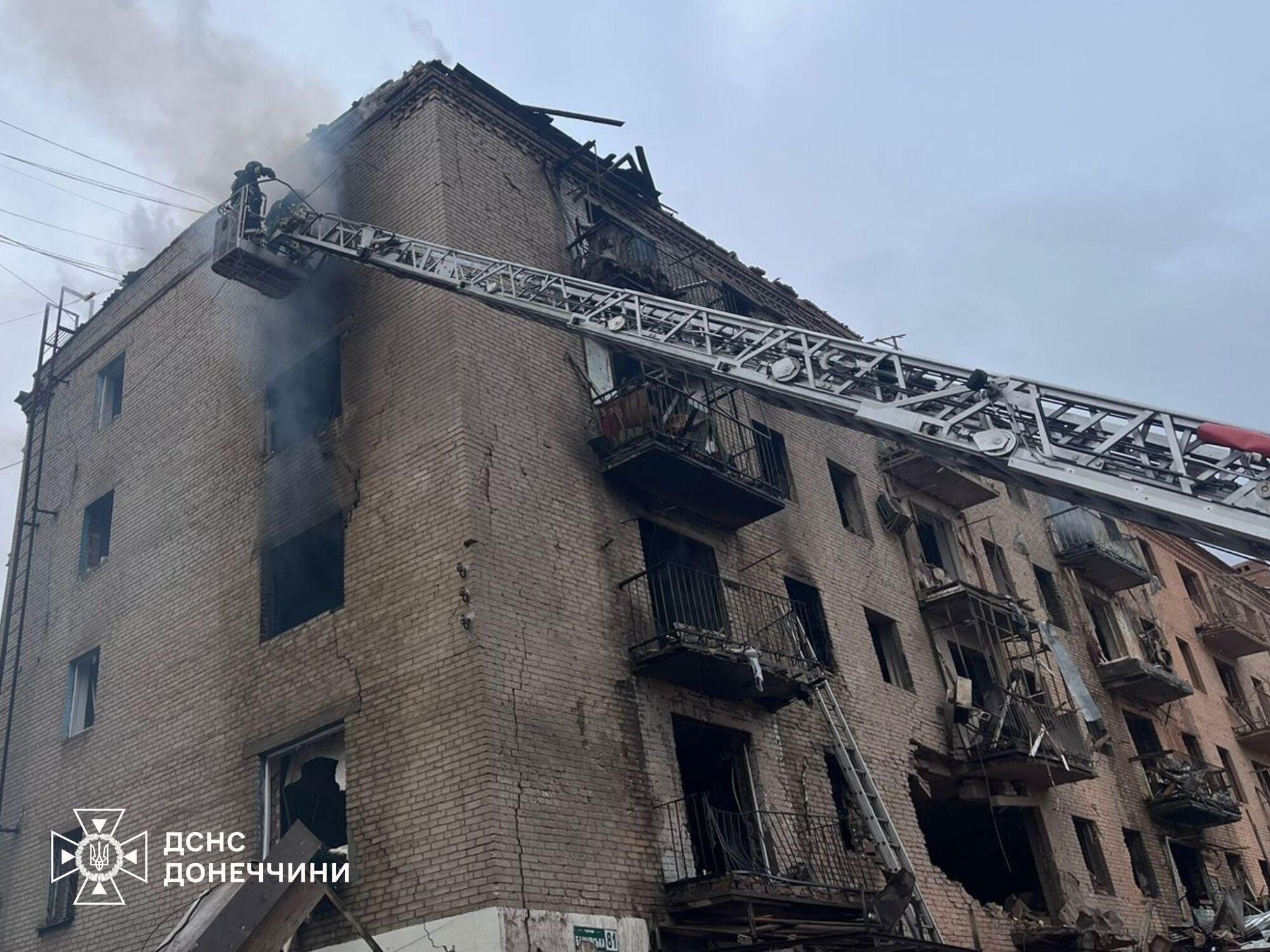 Окупанти ударом по Слов'янську знищили історичну пам'ятку, пошкоджено десятки багатоповерхівок: постраждали чоловік та підліток. Фото та відео