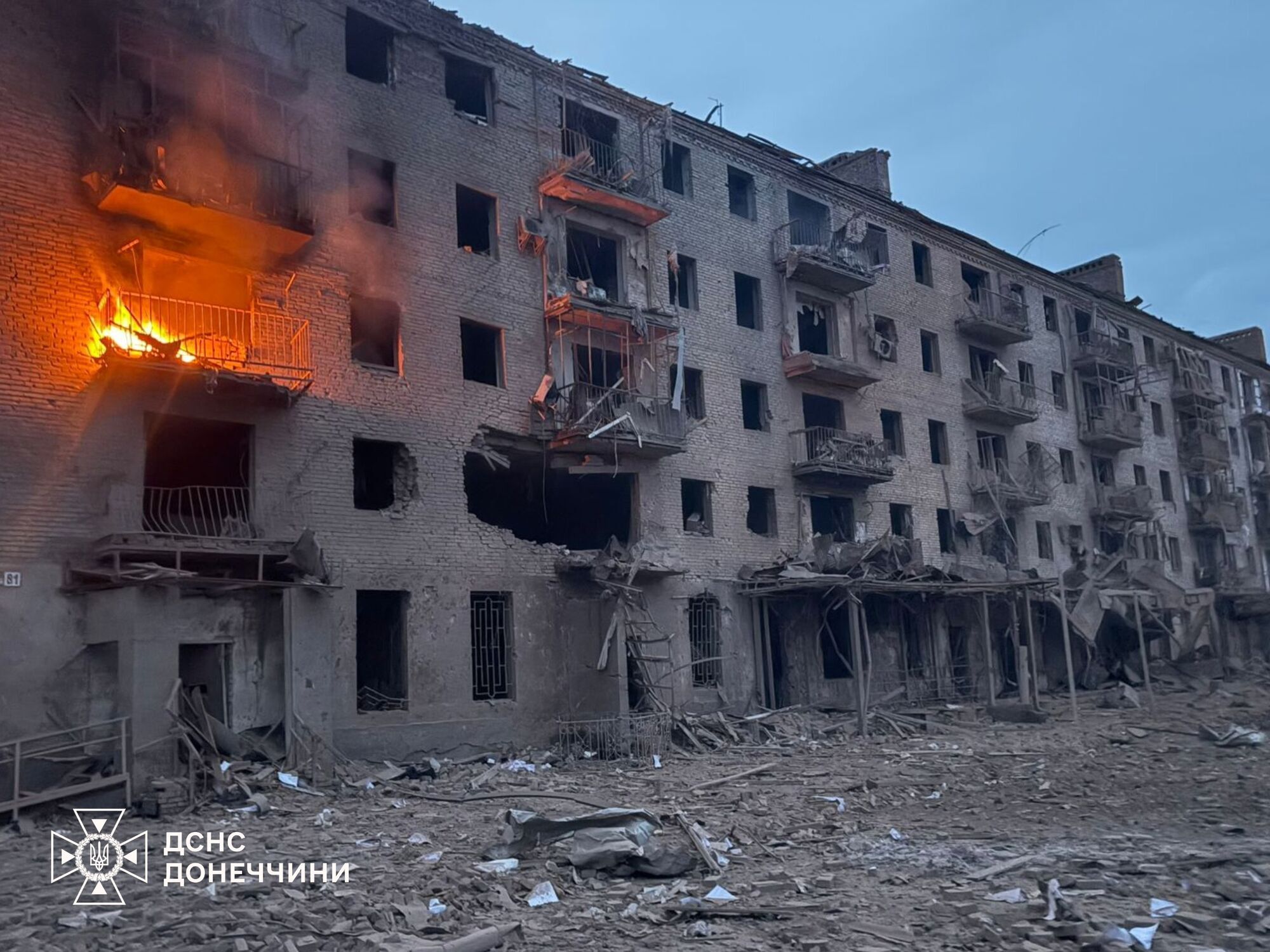 Окупанти ударом по Слов'янську знищили історичну пам'ятку, пошкоджено десятки багатоповерхівок: постраждали чоловік та підліток. Фото та відео