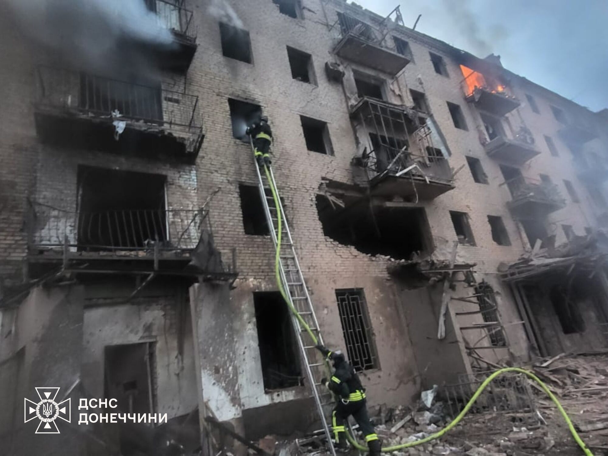 Окупанти ударом по Слов'янську знищили історичну пам'ятку, пошкоджено десятки багатоповерхівок: постраждали чоловік та підліток. Фото та відео