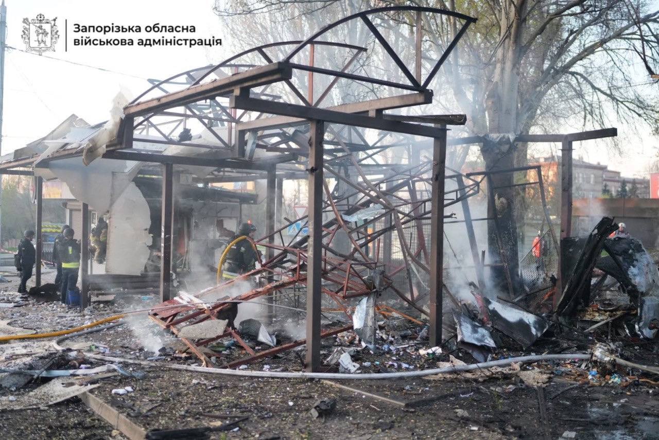 Під ударом були зупинка, автостоянка і підприємство: окупанти атакували Запоріжжя, загинула жінка. Фото і відео