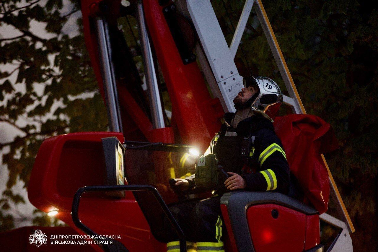 Враг нанес удар по Днепру: вспыхнул пожар, есть пострадавшие. Видео