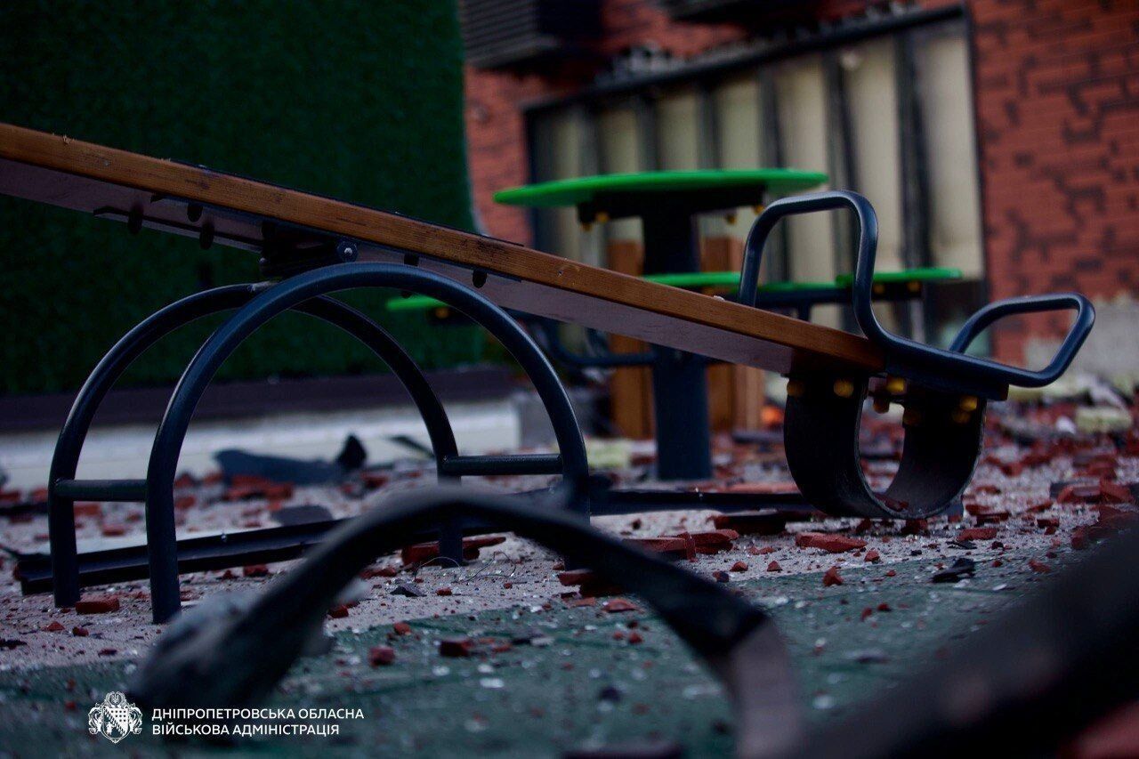 Враг нанес удар по Днепру: вспыхнул пожар, есть пострадавшие. Видео