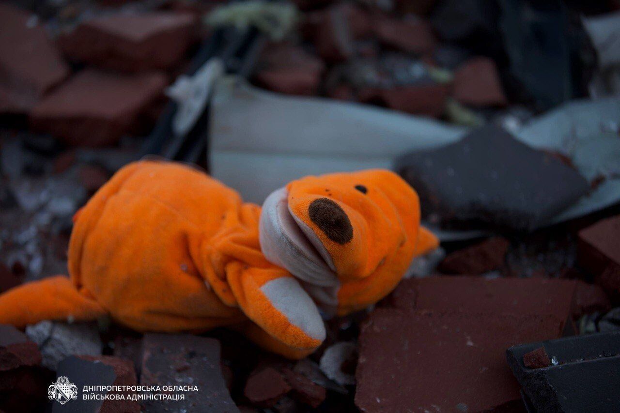 Враг нанес удар по Днепру: вспыхнул пожар, есть пострадавшие. Видео