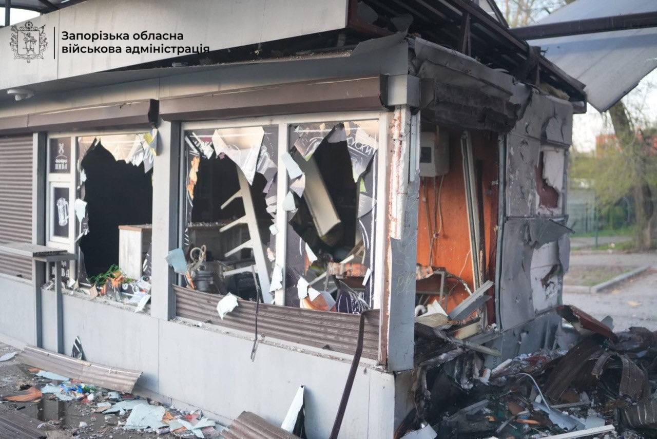 Під ударом були зупинка, автостоянка і підприємство: окупанти атакували Запоріжжя, загинула жінка. Фото і відео