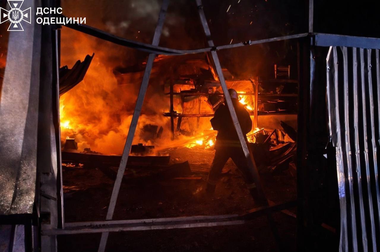 Россия атаковала Украину тремя баллистическими ракетами и 324 дронами: силы ПВО обезвредили 309 целей