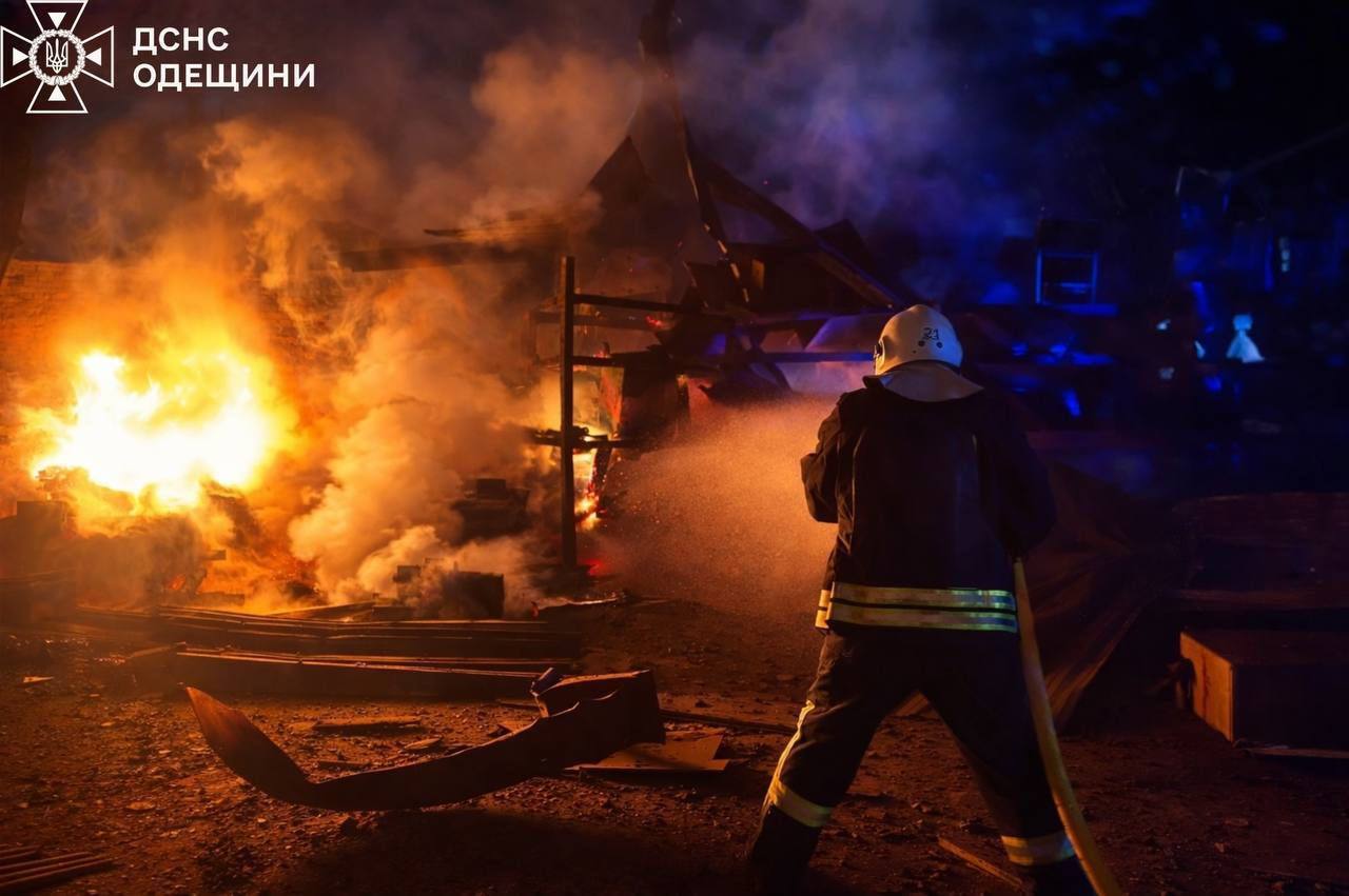 Россия атаковала Украину тремя баллистическими ракетами и 324 дронами: силы ПВО обезвредили 309 целей