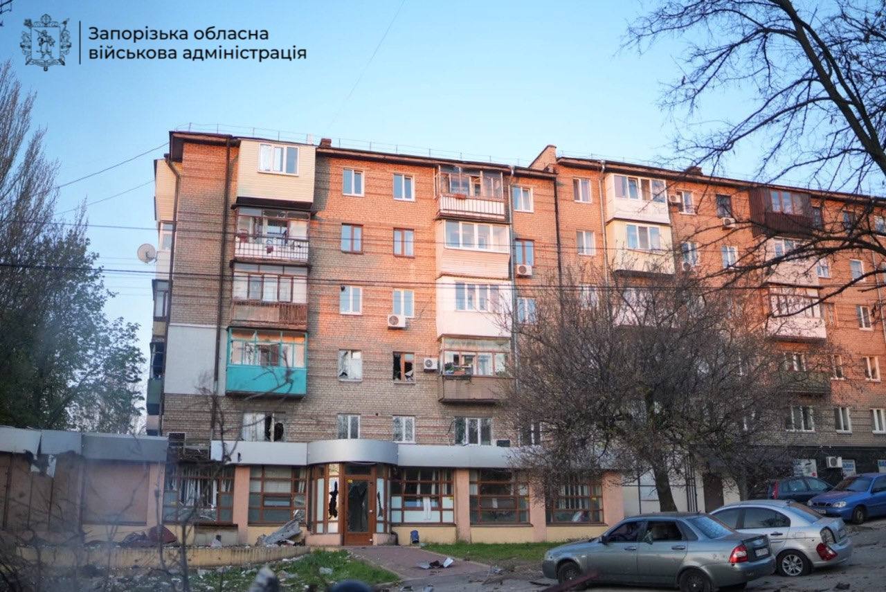 Під ударом були зупинка, автостоянка і підприємство: окупанти атакували Запоріжжя, загинула жінка. Фото і відео