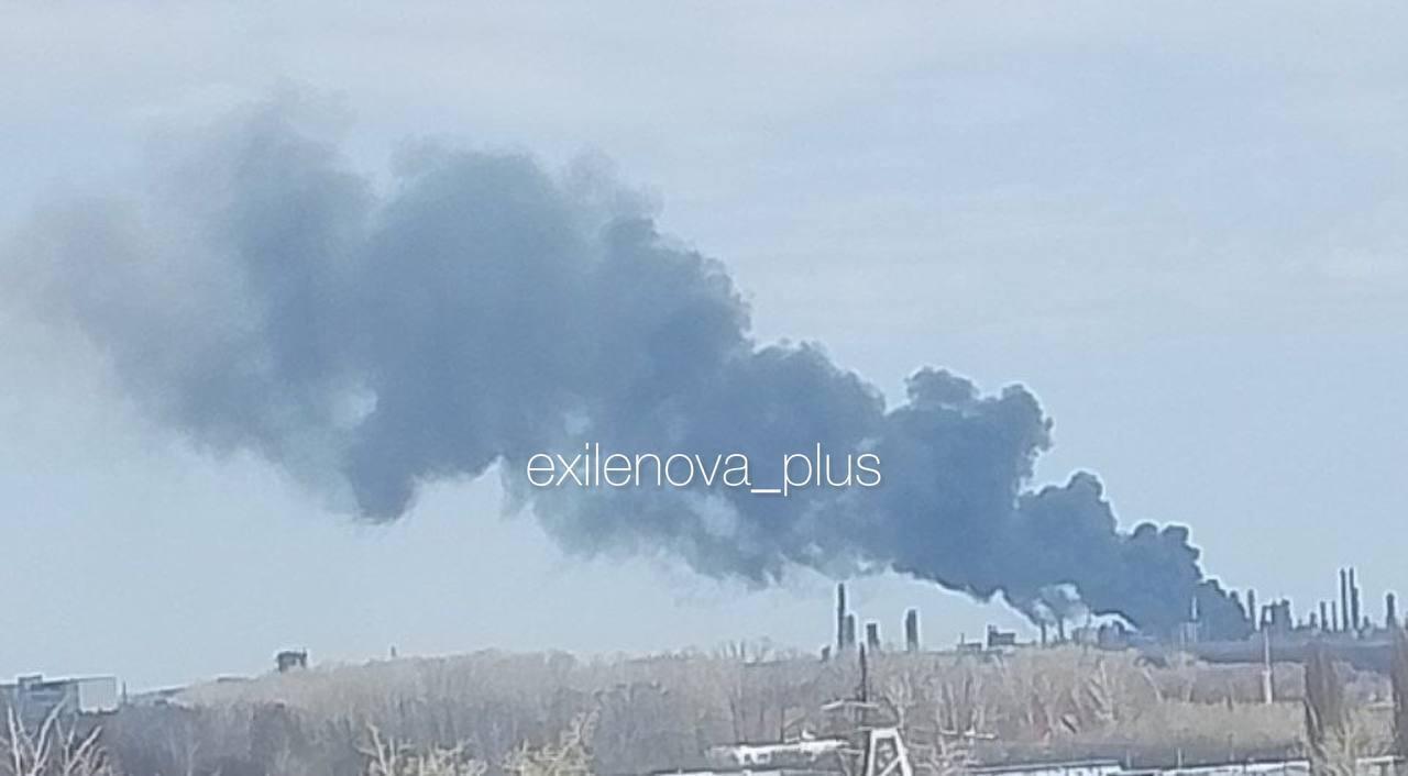 Піднявся дим: у Башкортостані атаковано  нафтохімічний завод, який виробляє авіаційне паливо. Фото і відео