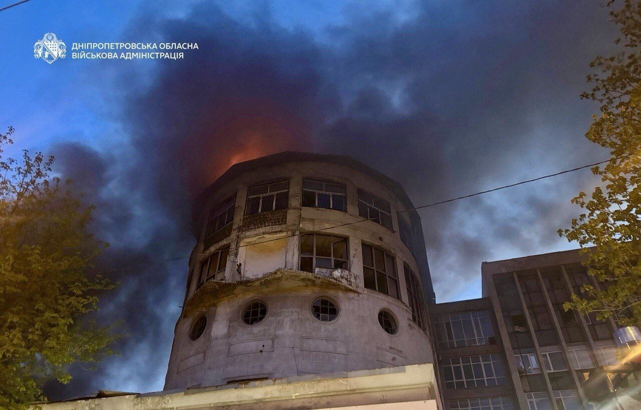 Враг нанес удар по Днепру: вспыхнул пожар, есть пострадавшие. Видео