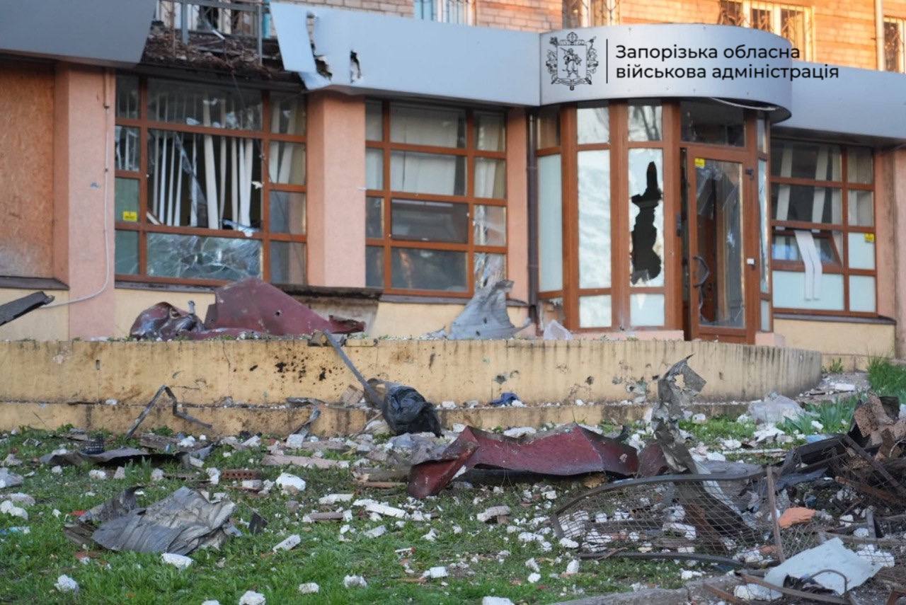 Під ударом були зупинка, автостоянка і підприємство: окупанти атакували Запоріжжя, загинула жінка. Фото і відео