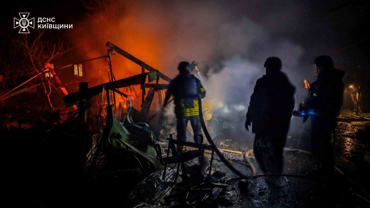 Россия атаковала Украину тремя баллистическими ракетами и 324 дронами: силы ПВО обезвредили 309 целей