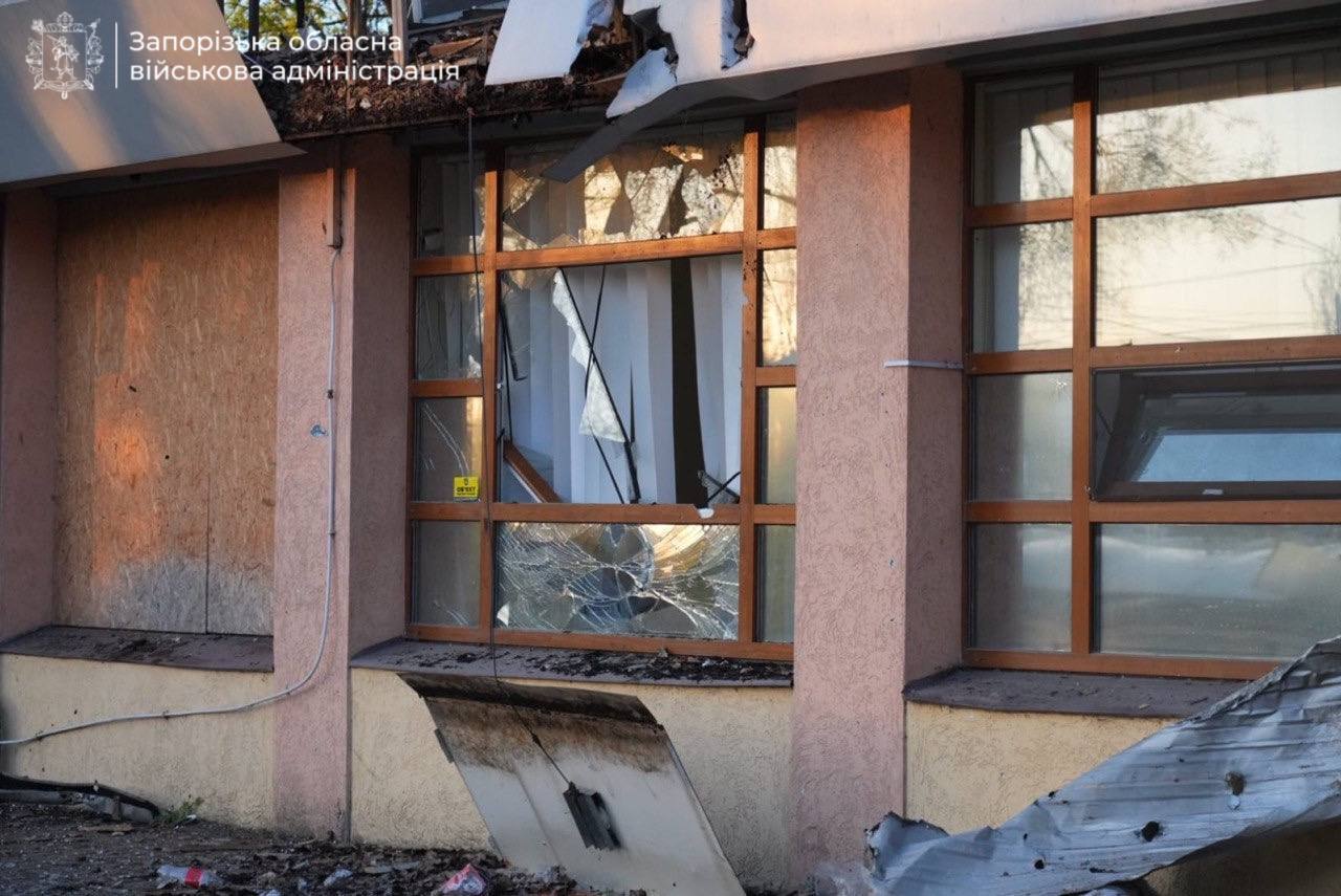 Під ударом були зупинка, автостоянка і підприємство: окупанти атакували Запоріжжя, загинула жінка. Фото і відео