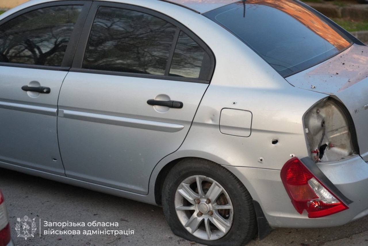 Під ударом були зупинка, автостоянка і підприємство: окупанти атакували Запоріжжя, загинула жінка. Фото і відео