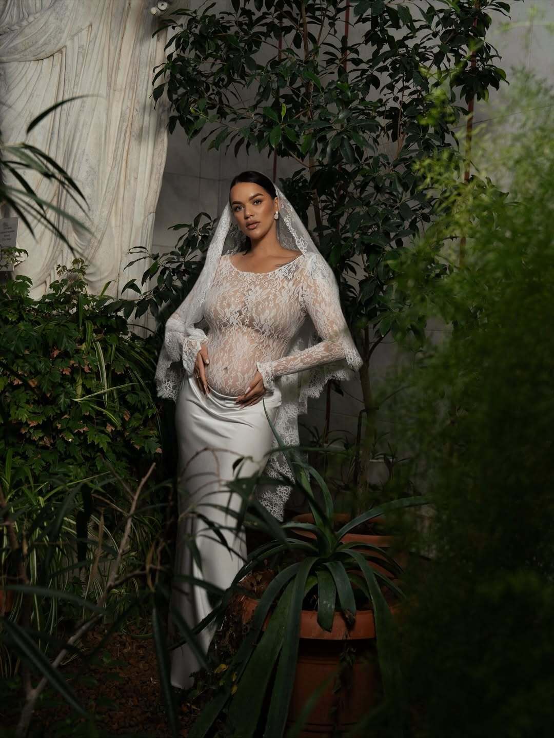 Стилістка пояснила, як правильно носити мереживо та квітковий принт, щоб не мати недолугий вигляд