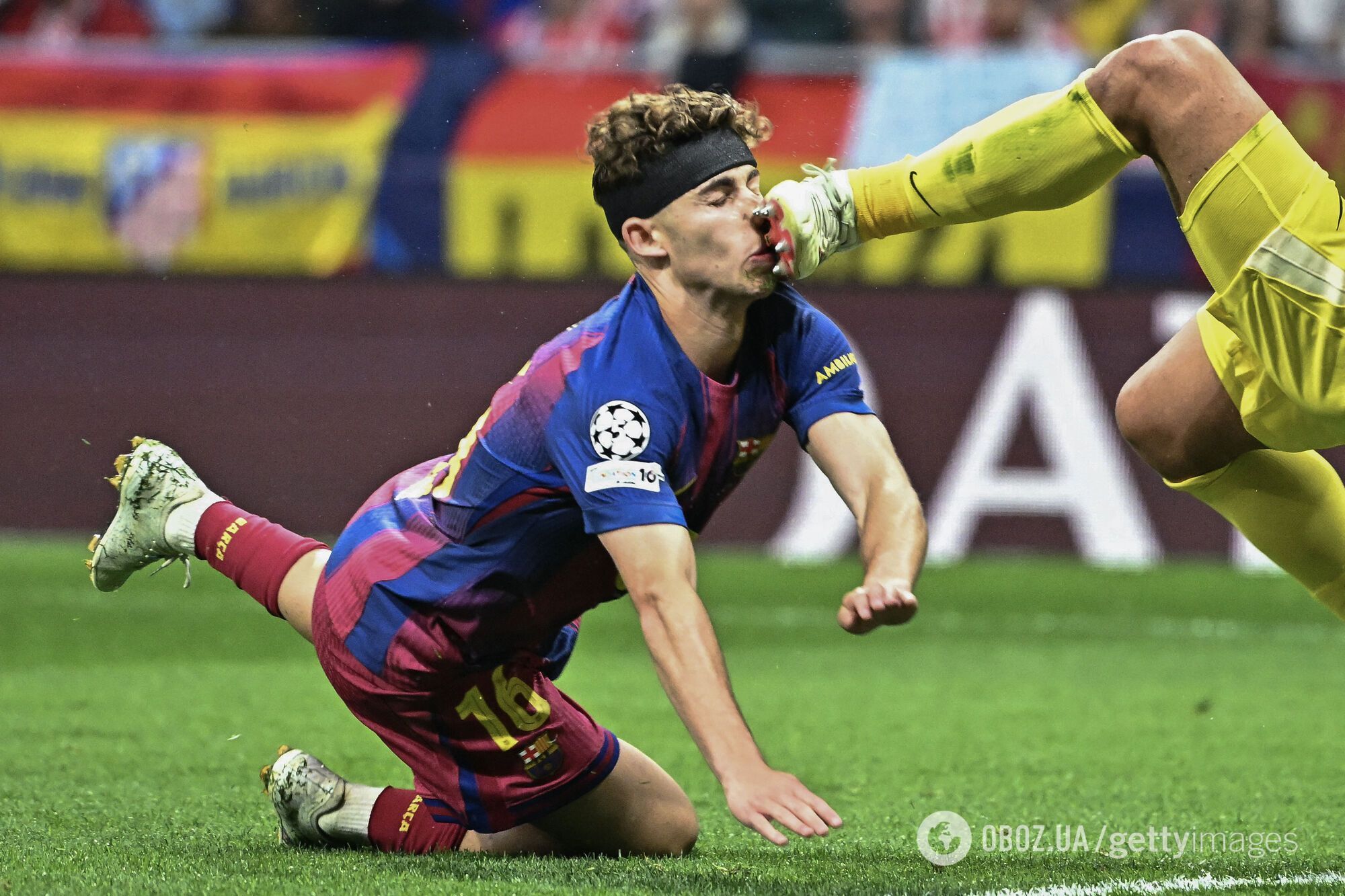 Воротар "Барселони" шипами бутс розрізав обличчя супернику в матчі Ліги чемпіонів. Відео