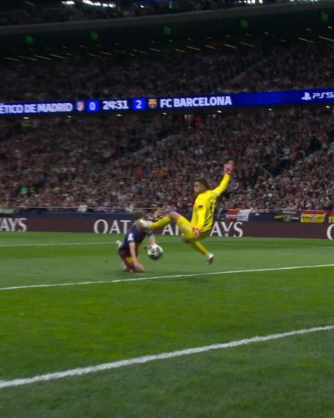 Воротар "Барселони" шипами бутс розрізав обличчя супернику в матчі Ліги чемпіонів. Відео