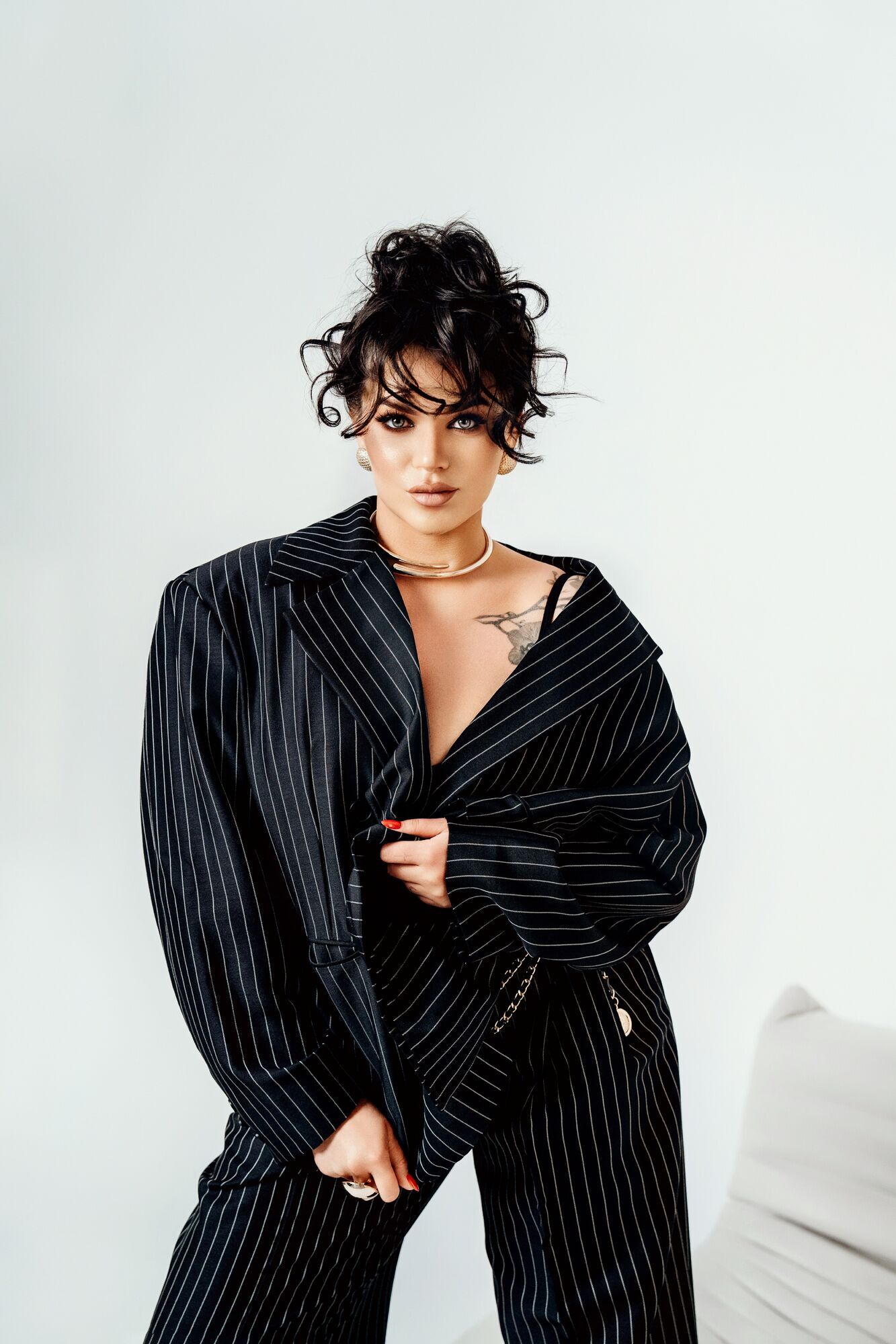 Стилістка пояснила, як правильно носити мереживо та квітковий принт, щоб не мати недолугий вигляд