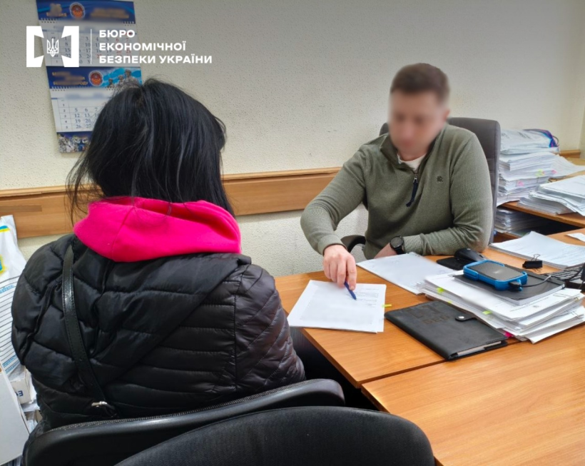 Фотография проведения следственных действий в отношении фигурантки дела