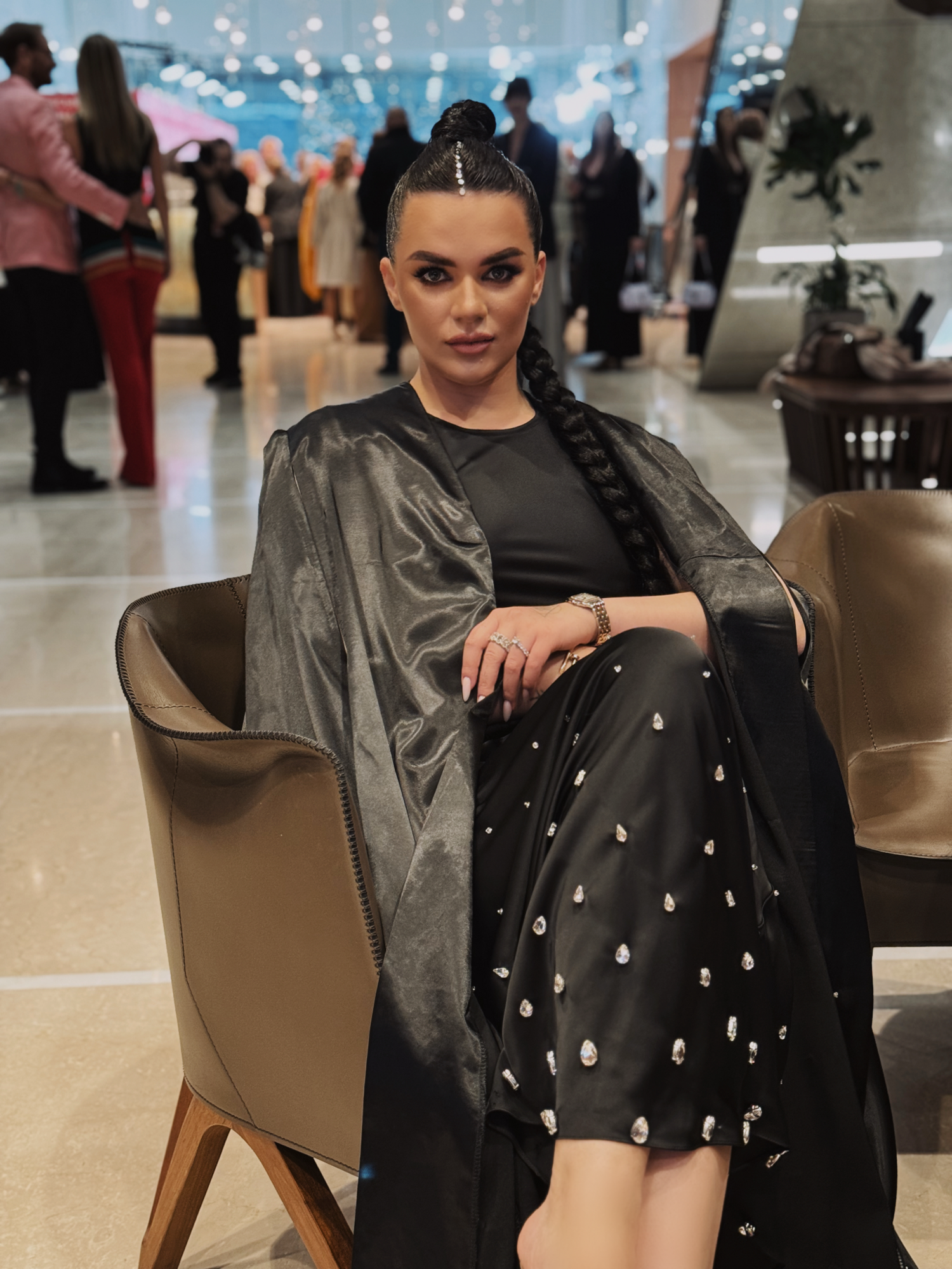 Стилістка пояснила, як правильно носити мереживо та квітковий принт, щоб не мати недолугий вигляд