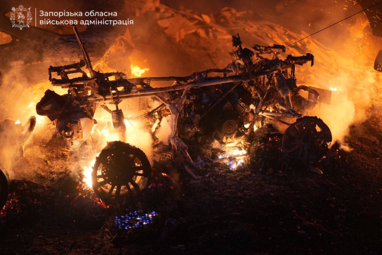 Під ударом були зупинка, автостоянка і підприємство: окупанти атакували Запоріжжя, загинула жінка. Фото і відео