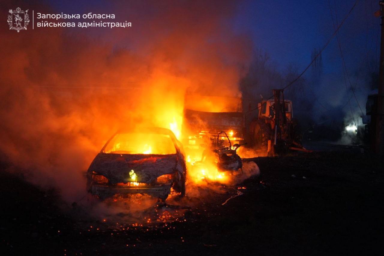 Під ударом були зупинка, автостоянка і підприємство: окупанти атакували Запоріжжя, загинула жінка. Фото і відео