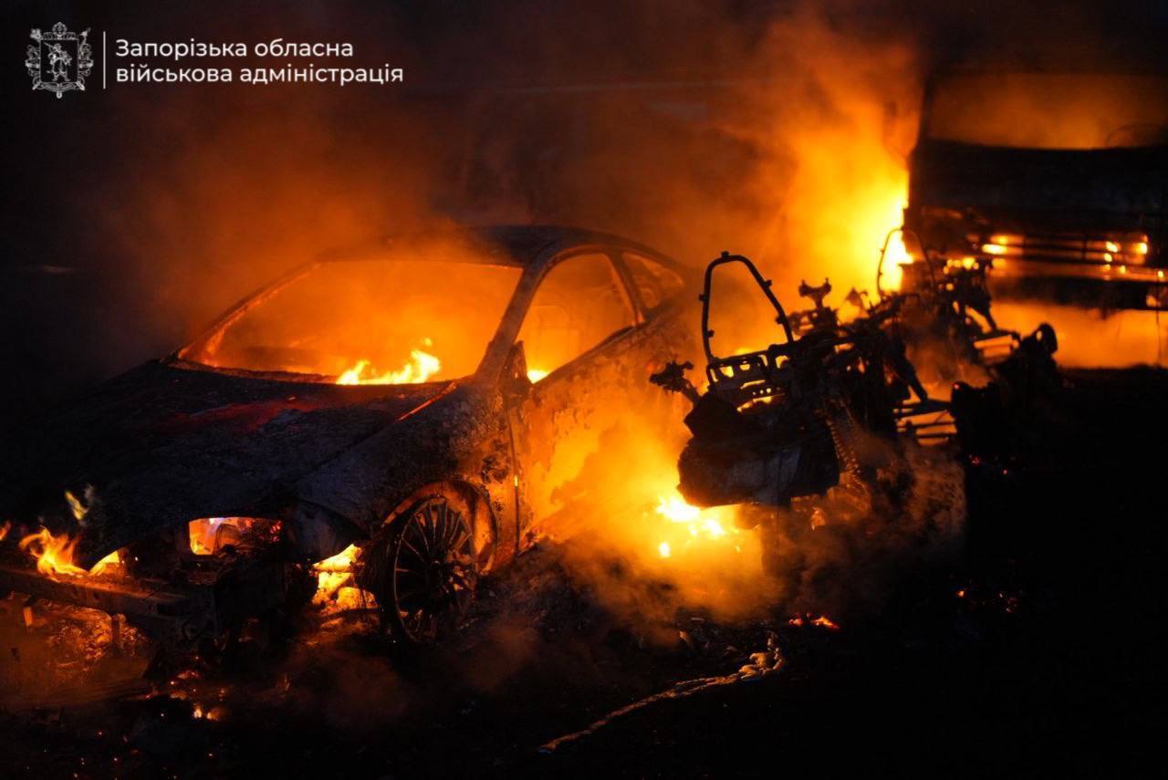 Під ударом були зупинка, автостоянка і підприємство: окупанти атакували Запоріжжя, загинула жінка. Фото і відео