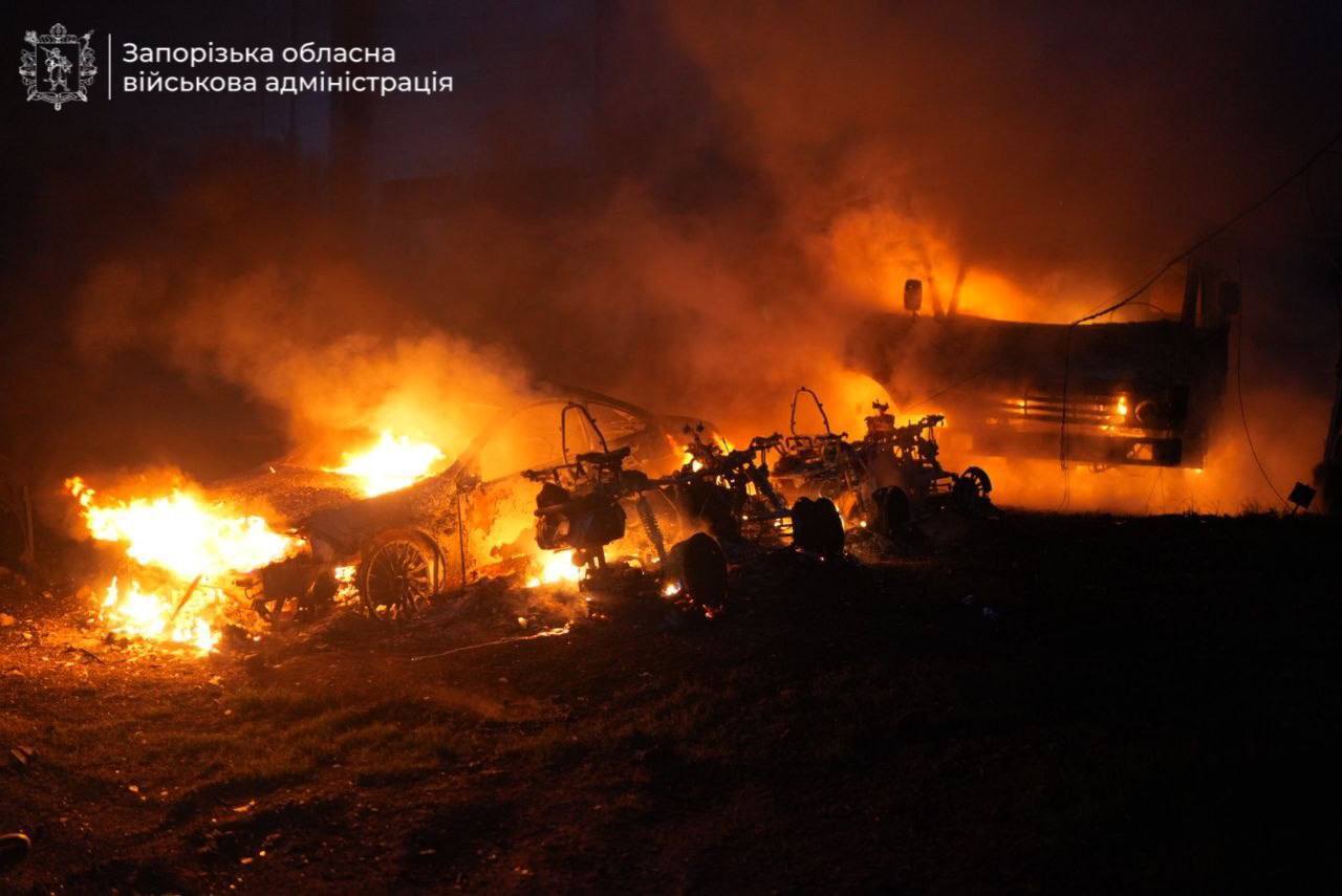 Під ударом були зупинка, автостоянка і підприємство: окупанти атакували Запоріжжя, загинула жінка. Фото і відео